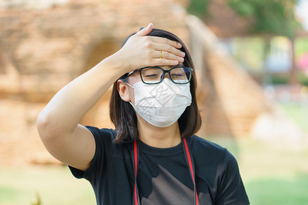 户外戴口罩不舒服的妇女图片