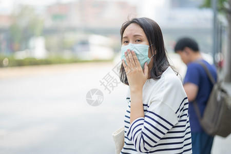 户外戴口罩的妇女图片