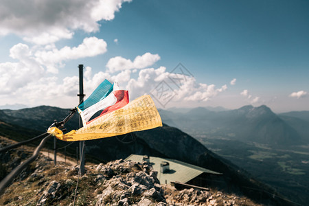 咒语庇护所在奥地利特斯堡山峰的风中挥舞着其背景是山地住所风图片