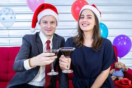 闪光女士快乐的新年20概念快乐的一对夫妇在圣诞节和新年夏夜派对上握着香槟酒杯完成商务工作后浪漫的图片