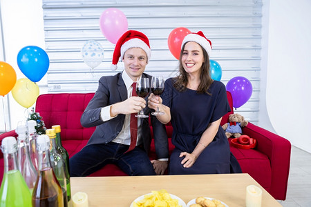 快乐的新年20概念快乐的一对夫妇在圣诞节和新年夏夜派对上握着香槟酒杯完成商务工作后女朋友圣诞老人假期图片