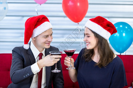 请享用幸福快乐的新年20概念快乐的一对夫妇在圣诞节和新年夏夜派对上握着香槟酒杯完成商务工作后生日图片