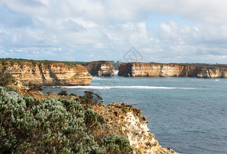 澳大利亚南维多州大洋路旁崎岖的海岸线位于澳大利亚南维多州水海滩堆栈图片