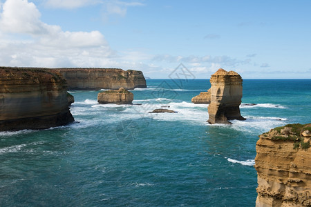 澳大利亚南维多州大洋路旁崎岖的海岸线位于澳大利亚南维多州蓝色的自然图片