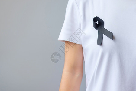 佩戴黑丝带的人预防癌症概念图片