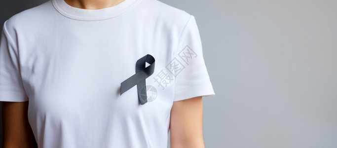 胸口佩戴黑丝带的人预防癌症概念图片