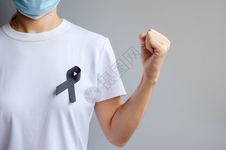 胸口佩戴黑丝带预防癌症概念图片