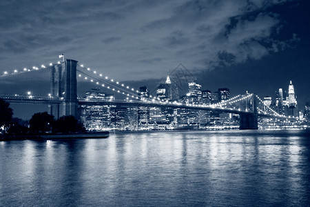河约克布鲁林桥和曼哈顿夜空天线港口图片