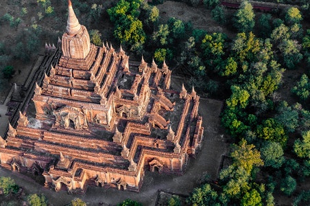 仰光地标黎明从缅甸巴甘的Bagan缅甸寺的一个气球上看到的圣殿图片