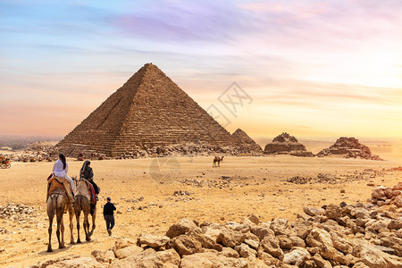 日落Menkaure金字塔和骑骆驼的游客吉萨埃及Menkaure金字塔和骑骆驼的游客埃及云历史图片