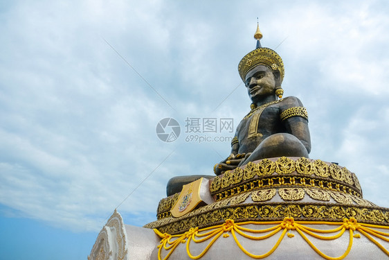 天空泰国Triiphum寺庙Pharchabun的MhahaThammaracha佛大户外青铜像金子艺术图片