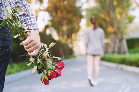 在情人节跟女朋友分手这家伙后悔了他很独自的男人被拒绝图片