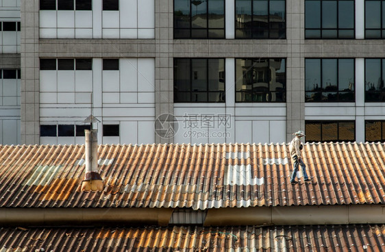 活动泰国曼谷201年5月日在被损坏的工厂屋顶上修理瓷砖的杂工户外建造图片