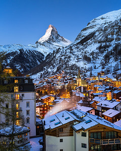 冬季瑞士雪山村庄图片