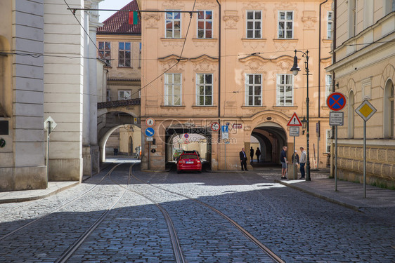 街道地标2019年4月5日捷克布拉格市旧中心有游客和汽车街及电路屋图片