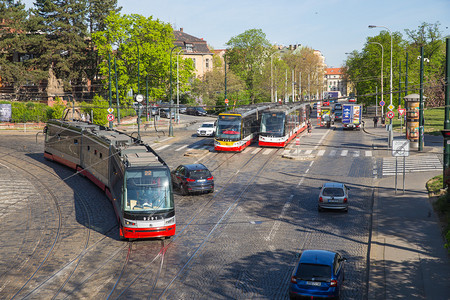 目的地布拉格市捷克布拉格旧中心有人民和电车街及汽公路2019年4月日旅游车辆图片
