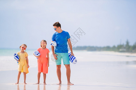 水父亲和小女儿一起享受海滩暑假父亲和在海滩上的孩子爸和小女海景图片