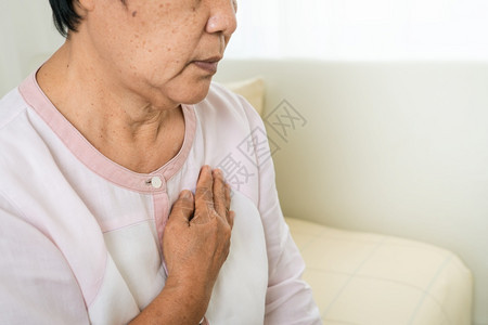 胸口疼痛的老年女性图片