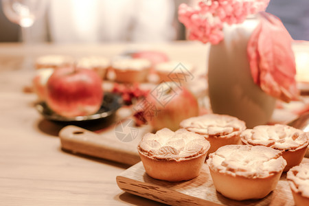 感恩节瀑布传统自制苹果馅饼在木板上为秋天的假日晚餐一顿饭美味的桌子图片