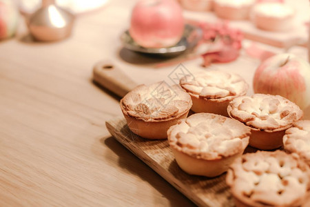 美国人对待感恩节瀑布传统自制苹果馅饼在木板上为秋天的假日晚餐烘烤图片