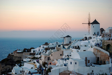 圆顶酒店山OiaSantorini希腊以浪漫和美丽的日落闻名图片