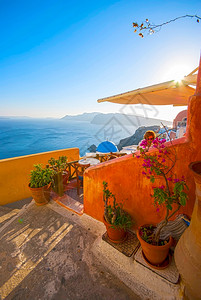 希腊圣托里尼火山口圆顶爱琴海OiaSantorini希腊以浪漫和美丽的日落闻名背景
