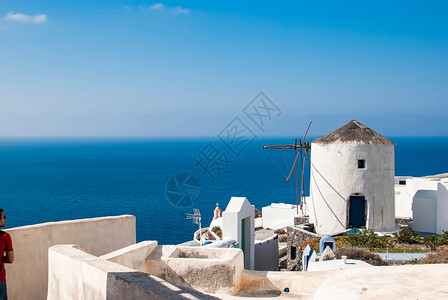 村庄旅游的钟楼OiaSantorini希腊以浪漫和美丽的日落闻名图片