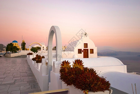 旅行丰富多彩的游OiaSantorini希腊以浪漫和美丽的日落闻名图片