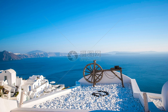 OiaSantorini希腊以浪漫和美丽的日落闻名悬崖假期采取图片
