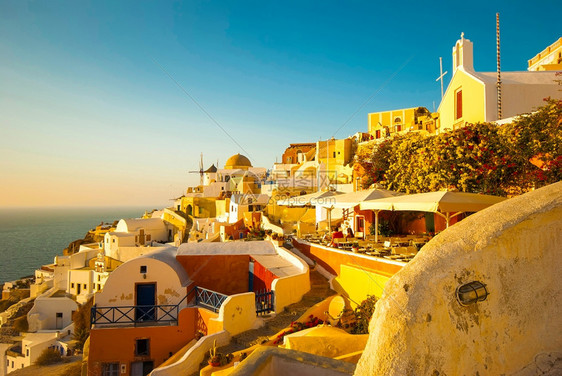 悬崖丰富多彩的圣托里尼OiaSantorini希腊以浪漫和美丽的日落闻名图片