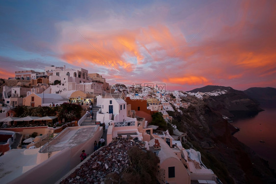 假期OiaSantorini希腊以浪漫和美丽的日落闻名圣托里尼图片