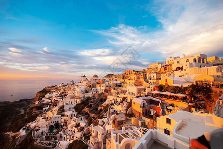 爬坡道天空OiaSantorini希腊以浪漫和美丽的日落闻名海图片