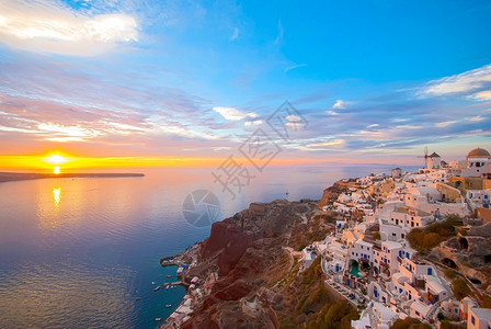 天空景观OiaSantorini希腊以浪漫和美丽的日落闻名爱琴海图片