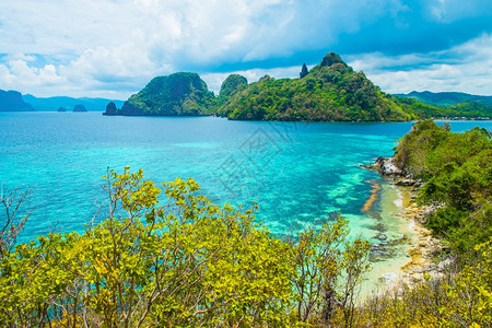 假期海湾和绿色岛屿的风景观支撑多岩石的图片