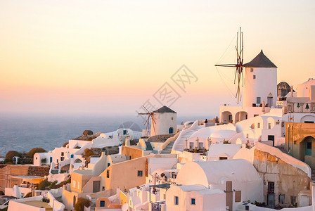 丰富多彩的OiaSantorini希腊以美丽的浪漫日落闻名传统的村庄图片