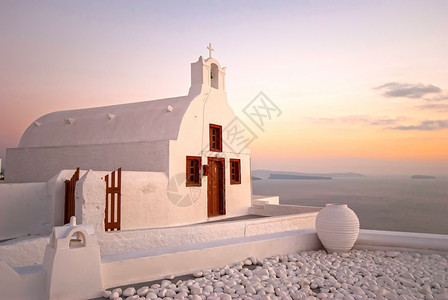 旅游的欧洲圆顶OiaSantorini希腊以美丽的浪漫日落闻名图片