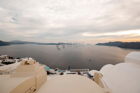 屋丰富多彩的白色OiaSantorini希腊以美丽的浪漫日落闻名图片