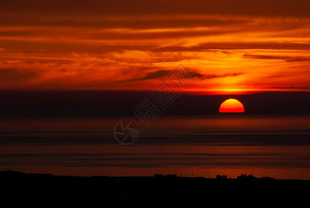 夏天镇旅行OiaSantorini希腊以美丽的浪漫日落闻名图片