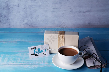 父亲节快乐一杯咖啡带礼物盒和眼镜爱不同的早晨图片