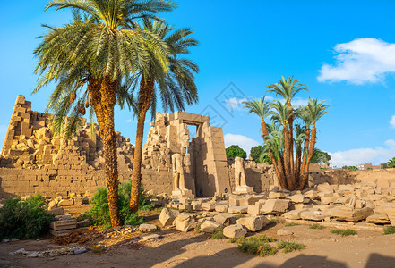 埃及卢克索阳光明媚的日子卡纳克寺庙的废墟王国非洲古董图片