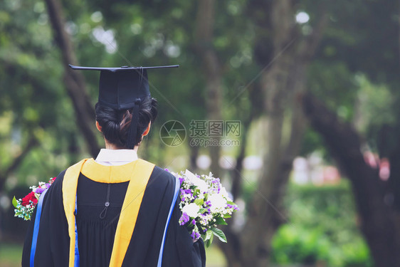 毕业学生在开期间手拿帽子大学毕业生概念教育祝贺毕业典礼大学毕业生仪式恭喜流苏图片