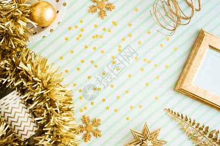 标签欢乐的圣诞节和新年快乐背景在绿条线桌礼堂庆祝贺卡班纳模型以展示设计中闪亮的金银罐头球硬体装饰标题小样图片