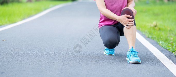 户外跑步时肌肉疼痛的女性图片