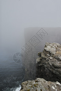 主题岛屿靠近法罗群瓦加尔Sorvagsvatn湖或Leitisvatn湖附近的悬崖和北大西洋被雾覆盖的景象图像法罗群岛Vagar图片