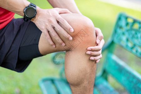 跑步时肌肉疼痛的年轻成男因跑步者膝盖或髌股关节疼痛综合征骨关节炎和髌腱运动损伤和医学概念而出现膝盖疼痛亚洲人或者锻炼图片