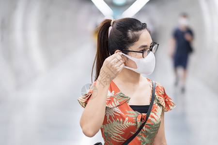 脱下口罩的女游客图片