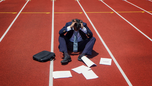 言难而上公文包商业界人士在经营失败和济危机概念的运行轨迹上正在