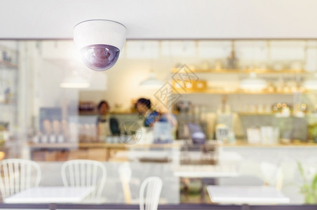 警报捕获餐厅内闭电视系统安全装在天顶的监视摄像头以测餐馆保护客户监控概念和测闭路电视监督摄像机设在饭店内私人的图片