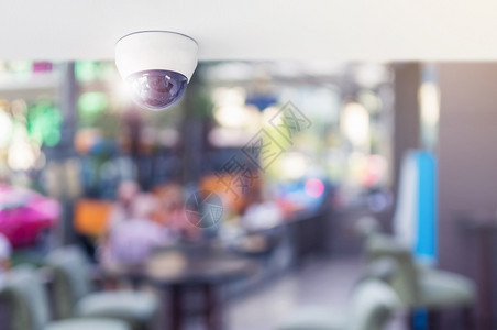 餐厅内闭电视系统安全装在天顶的监视摄像头以测餐馆保护客户监控概念和测闭路电视监督摄像机设在饭店内警卫技术员办公室背景图片