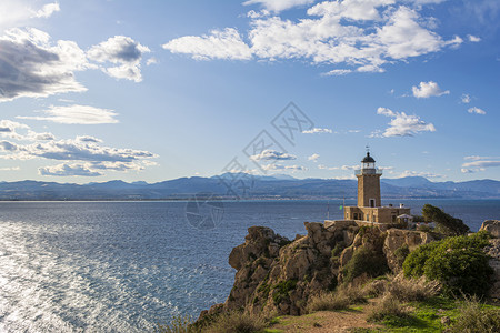 岩石希腊的梅拉加维角灯塔又称伊伦光角位于一个环绕东湾的海滨地带科林斯希腊的梅拉加维角也称伊伦光高的科林西亚图片